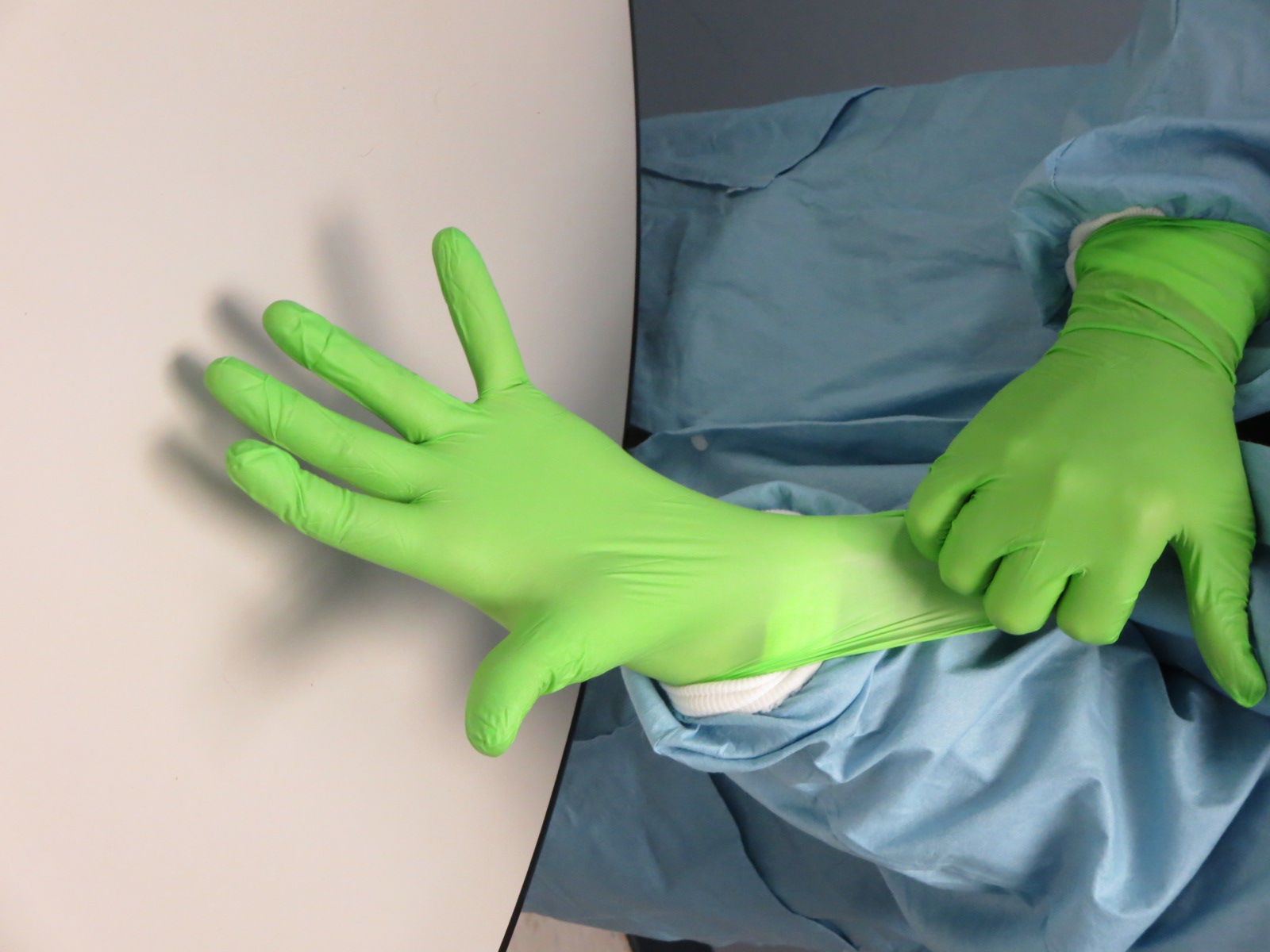 7705PFT Showa® Accelerator Free 4-mil Disposable fluorescent green Powder-Free Biodegradable Nitrile Gloves